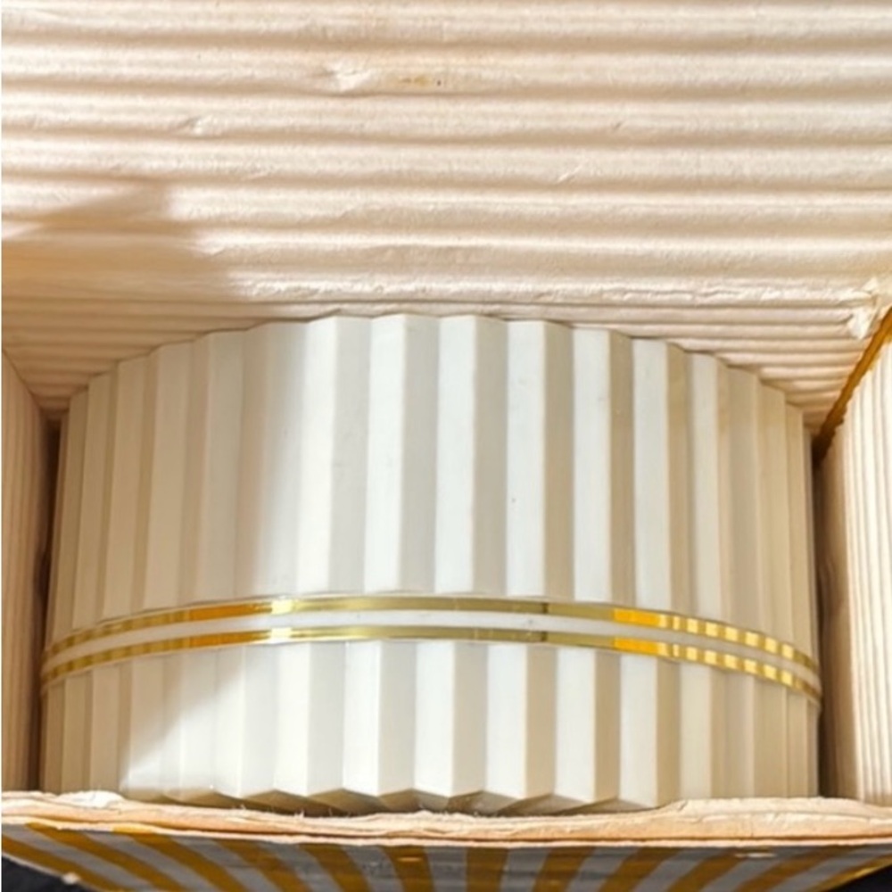 Giorgio Beverly Hills Extraordinary Perfumed Dusting Powder - Yellow Stripes - Picture 3 of 7